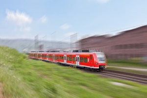 Bei einem GdB von 80 bei einer Schwerbehinderung ist die Bahnfahrt im Nahverkehr u. U. kostenlos.