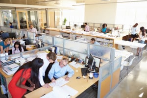 Der Ablauf vom Bewerbungsgespräch beinhaltet oftmals auch einen Rundgang durch das Büro