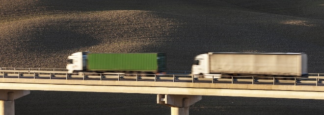 Gesetzlicher Abstand für LKW: Auf der Autobahn gültig. Ein Bußgeld kann bei einer Missachtung drohen.