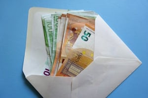 Was kann eine Adoption kosten? Im Ausland kann das Verfahren teuer sein.