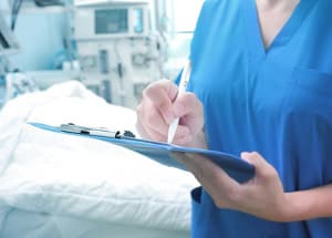 Ärztliche Schweigepflicht: In der Schweiz verletzt sie laut einer Umfrage jeder zehnte Arzt, weil er elektronische Patientendaten nicht verschlüsselt.