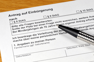 Die algerische Staatsbürgerschaft müssen Sie nicht abgeben, wenn Sie in Deutschland eingebürgert werden.