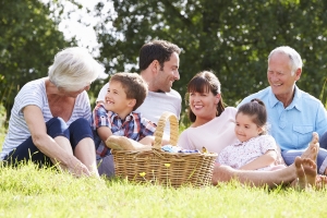 Demenz und Alzheimer: Die Pflege stellt nicht selten für die gesamte Familie eine große Herausforderung dar.