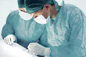 Nach einem aktuellen BGH-Urteil können auch Angehörige nach einem Behandlungsfehler Schadensersatz beanspruchen.