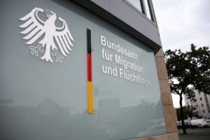 In Deutschland wird ein Ankunftsnachweis immer vom BAMF ausgestellt.