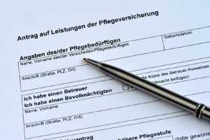 Für den Anspruch auf Pflegehilfsmittel ist die Pflegeversicherung zuständig.