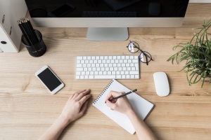 Der Antrag auf Pflegehilfsmittel kann telefonisch, online oder schriftlich gestellt werden. 