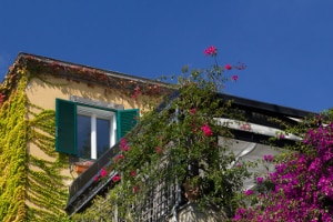 Für eine Dachterrasse muss immer ein Antrag auf Baugenehmigung gestellt werden.