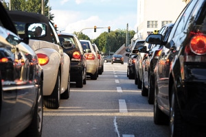 Ein erhöhtes Verkehrsaufkommen in der Stadt, kann indirekt den Gang zum einem Anwalt für Verkehrsrecht in Wolfsburg verkürzen