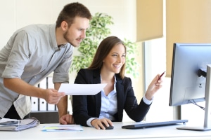 Wie unterscheiden sich Arbeitnehmer- und Dienstleistungsfreiheit? Arbeitnehmer sind weisungsgebunden, Dienstleister weisungsfrei.