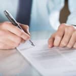 Beim Arbeitsvertrag sollte der Inhalt genau gelesen werden, bevor es zur Unterschrift kommt.