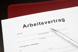 Im Arbeitsvertrag gibt es bezüglich Überstunden oft eine bestimmte Klausel.