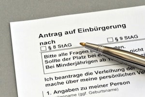 Die durchschnittliche Aufenthaltsdauer aller Einbürgerungen von 2024 lag bei 11,4 Jahren.