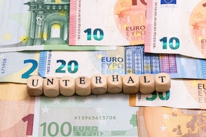 Beim Aufstocken mit Bürgergeld werden zunächst alle Einkünfte berücksichtigt. Hierunter fallen auch das Kindergeld, das Elterngeld oder Unterhaltszahlungen.