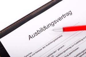 Ausbildungsduldung: Zu den Voraussetzungen gehört u. a. ein Ausbildungsvertrag.