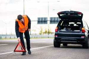 Verlassen Sie bei einer Panne das Auto, verbessert die Warnweste Ihre Sichtbarkeit.