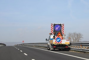 Auf der Autobahn können Baustellen auch mobil sein.