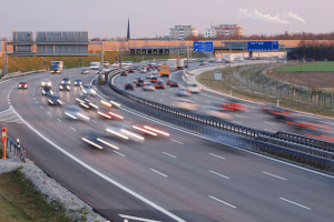 Sind Sie auf der Autobahn zu schnell, müssen Sie mit einem hohen Bußgeld rechnen.