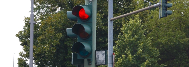 Wenn Sie bei Rot geblitzt wurden, betragen die Bußgelder schnell mehrere hundert Euro.