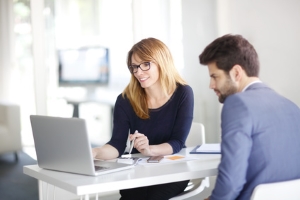 Als Bestätigung der Pflegezeit sollten Arbeitgeber und Arbeitnehmer eine Vereinbarung aufsetzen.