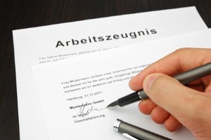 Zu den vollständigen Bewerbungsunterlagen gehören auch - falls vorhanden- Arbeitszeugnisse. 