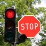 Durch eine Blitzer-Ampel können häufig Geschwindigkeits- und Rotlichtverstöße festgestellt werden.