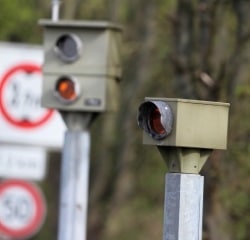 Blitzer-Strafen für zu schnelles Fahren erhalten Sie mit einem Bußgeldbescheid.