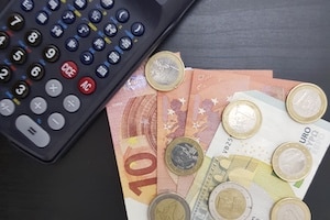 Beim Bürgergeld wird das Einkommen der Ehepartner gemeinsam betrachtet. Je nach Höhe des Einkommens gilt ein unterschiedlicher Freibetrag.