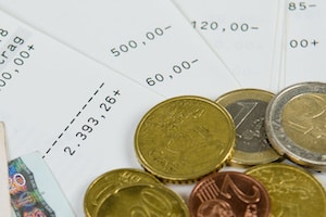 Bürgergeld: Erspartes wird im Gegensatz zum Gehalt nicht direkt dem Leistungsanspruch angerechnet. Dies gilt jedoch nur, wenn kein erhebliches Vermögen vorhanden ist.