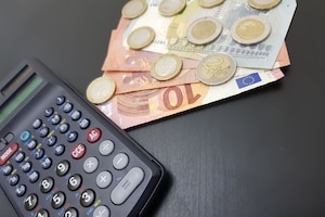 Bürgergeld ist auch für Aufstocker möglich, allerdings wird dieses mit dem Einkommen verrechnet.