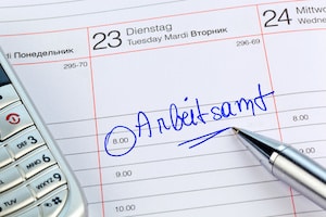 Versäumen Sie unentschuldigt einen Termin beim Arbeitsamt beziehungsweise Jobcenter, kann dieses Ihnen das Bürgergeld kürzen.