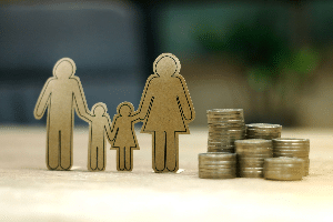 Bürgergeld-Leistungen: Eine Tabelle bietet Ihnen eine Übersicht, über die Leistungen, die Sie vom Jobcenter als Familie erhalten.