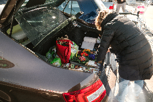 Bürgergeld: Jeden Monat erhalten Sie den jeweiligen Regelsatz für Ihre Lebenssituation vom Jobcenter überwiesen. Mit diesem Geld können Sie zum Beispiel Lebensmittel kaufen.