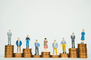 Bürgergeld mit/ohne Freibetrag zur Ausbildung: Je nachdem wie viel Sie verdienen, wird Ihnen mitunter ein Teil der Leistung gekürzt.