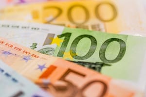 Beim Bürgergeld-Schonvermögen wird ein Einkommen anteilig angerechnet.