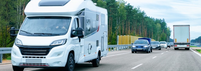 Wie hoch ist das Bußgeld, wenn die Geschwindigkeit außerorts überschritten wird? Ausschlaggebend ist auch, mit welchem Fahrzeug Sie unterwegs waren.