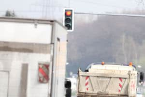 Es droht kein höheres Bußgeld, wenn eine rote Ampel mit einem Lkw überfahren wurde.