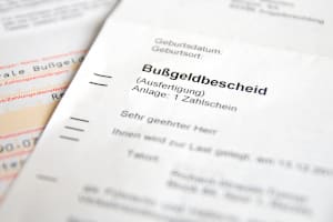 Bußgeldbescheid anfechten: Ein Anwalt kann Ihnen helfen.