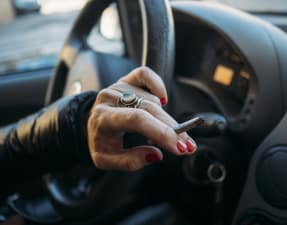 Der Bußgeldkatalog für Cannabis-Verstöße im Straßenverkehr gilt weiterhin.