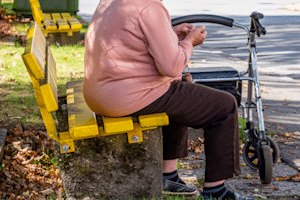 Neben dem COPD-GdB stehen auch Merkzeichen im Behindertenausweis – z. B. das Merkzeichen „G“ bei beeinträchtigter Bewegungsfähigkeit.