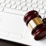 Cyberkriminalität umfasst Straftaten gegen das oder mit Hilfe vom Internet begangen werden.