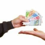 Eine einfache Definition von Gehalt lautet: Ein Arbeitsentgelt, das monatlich und unabhängig von den Arbeitsstunden ausgezahlt wird.