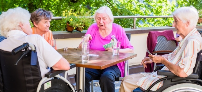 Was umfasst die Pflege im Heim? Eine Definition für die stationäre Pflege liefert unser Ratgeber.