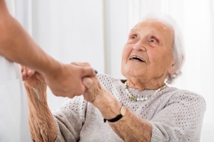 Bei Demenz können die Pflege und Betreuung zu Hause den Betroffenen helfen.