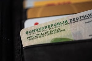 Deutsche Pass: Ein Beantragen ist für Ausländer nur mit der Einbürgerungsurkunde möglich. Das gilt auch beim Personalausweis.