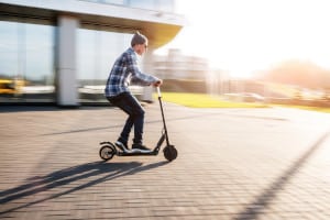 Sie können einen E-Scooter per App mieten.