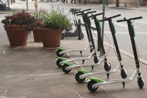 Auch E-Scooter-Fahrer müssen Regeln der StVO einhalten. Sie dürfen künftig nur auf Radwegen fahren.