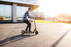 E-Scooter:  Nach den Regeln der neuen Verordnung für Elektrokleinstfahrzeuge dürfen Rollerfahrer bald am öffentlichen Straßenverkehr teilnehmen.
