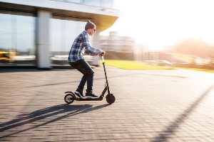 E-Scooter: Nach den Regeln der neuen Verordnung für Elektrokleinstfahrzeuge dürfen Rollerfahrer bald am öffentlichen Straßenverkehr teilnehmen.