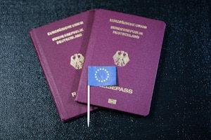 Zum Erlangen der Staatsbürgerschaft ist ein Einbürgerungstest in Deutschland Pflicht.